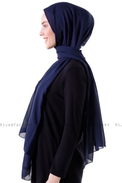 Hadise - Dunkles Marineblau Chiffon Hijab